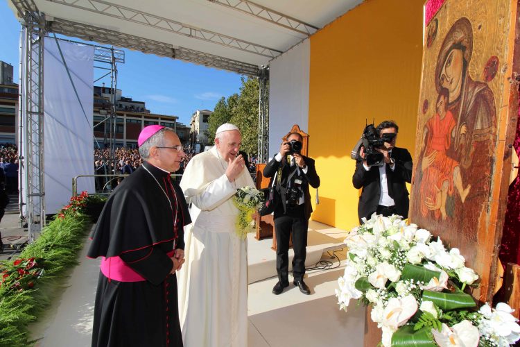 PAPA FRANCESCO A PIAZZA ARMERINA: “L’EVANGELIZZAZIONE DI QUESTO TERRITORIO PARTA DALLE SUE CROCI E SOFFERENZE”