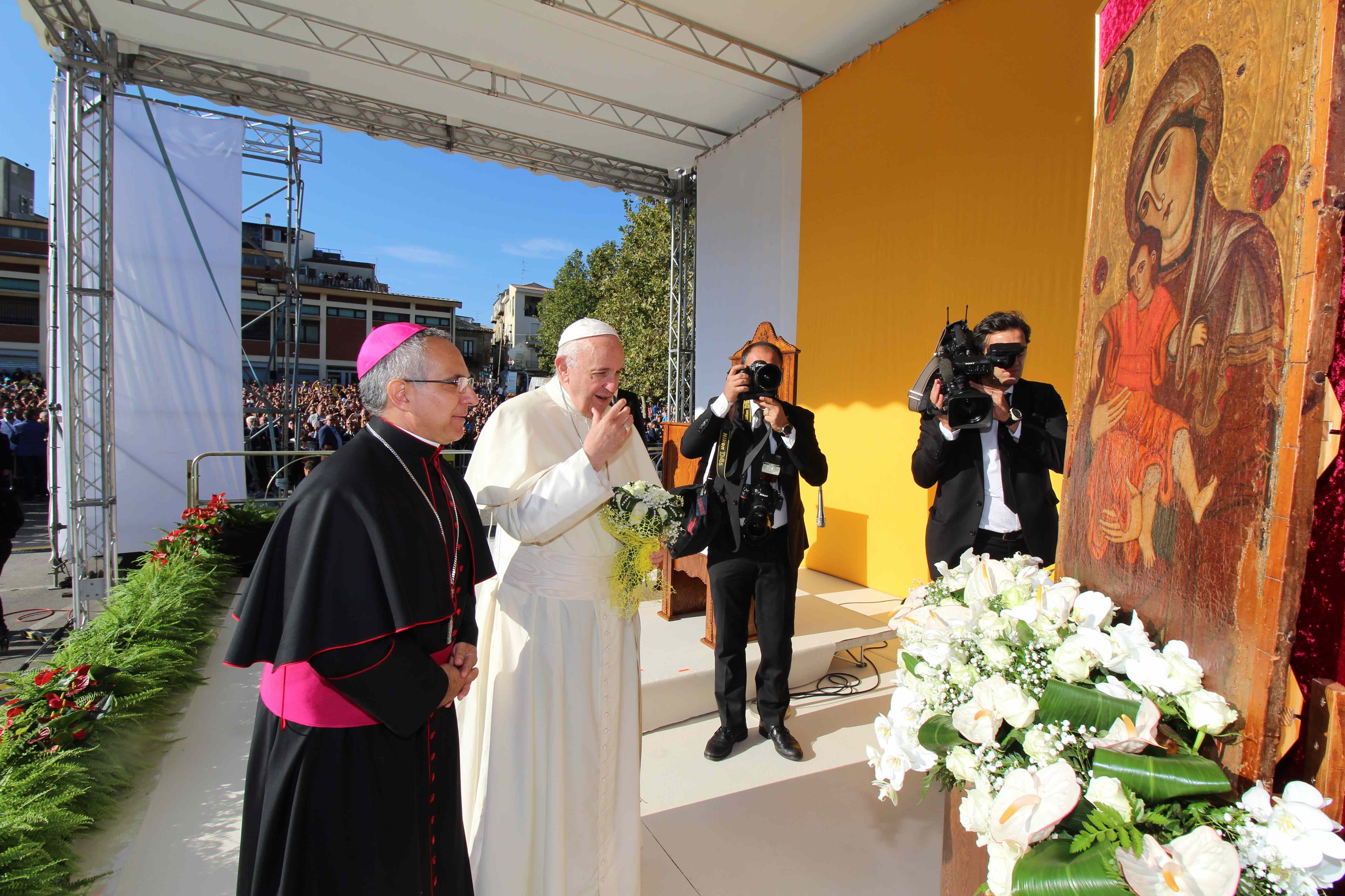 PAPA FRANCESCO A PIAZZA ARMERINA: “L’EVANGELIZZAZIONE DI QUESTO TERRITORIO PARTA DALLE SUE CROCI E SOFFERENZE”