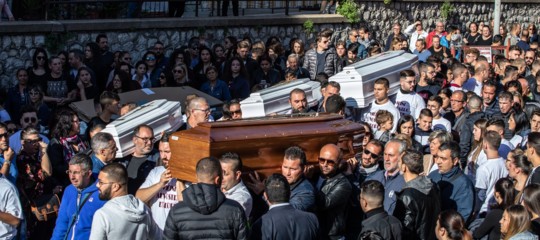 FUNERALI VITTIME: “RENDERE GIUSTIZIA, SENZA RIMPALLI DI RESPONSABILITÀ” E “LEVARE LO SGUARDO A DIO”