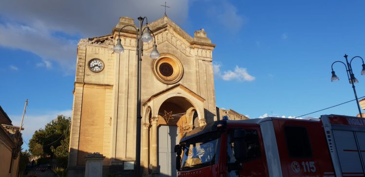 TERREMOTO IN SICILIA, SI CONTANO I DANNI AI PIEDI DELL’ETNA. IL VESCOVO RASPANTI: “LA CASA È UNA ESIGENZA PRIMARIA”