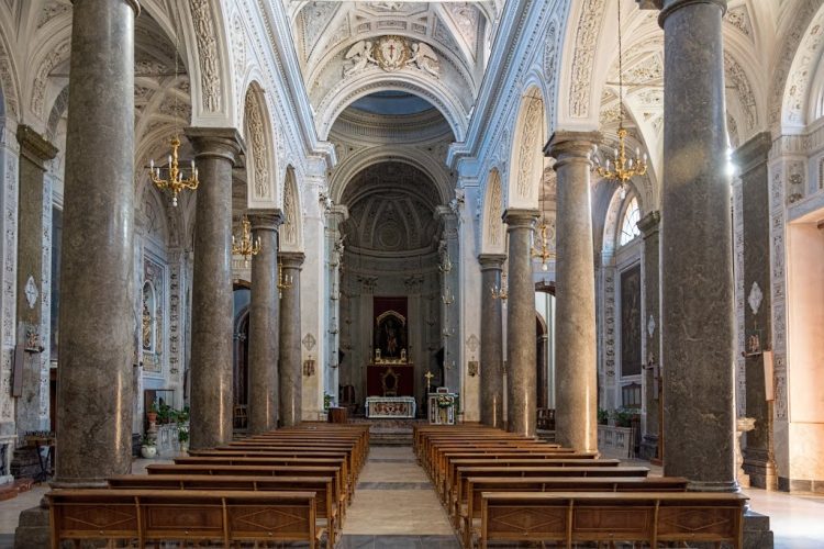 NEL 9° ANNIVERSARIO EPISCOPALE DI MONS. PERI, RIAPRE LA BASILICA