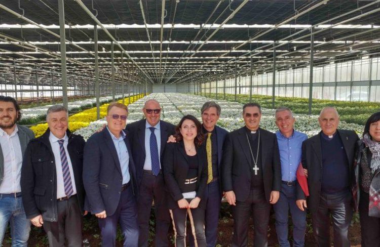 IL VESCOVO CUTTITTA IN VISITA ALL’AZIENDA ORTOFLORICOLA “LA MEDITERRANEA”