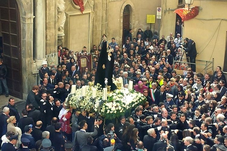 LA PROCESSIONE DEI “MISTERI”: UN POPOLO IN CAMMINO VERSO LA RESURREZIONE