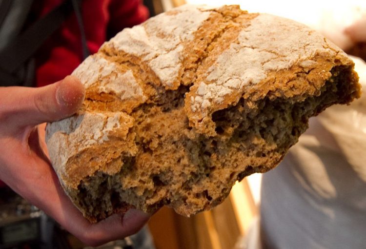 “PANE SPEZZATO PER TUTTI”: LA SCUOLA TEOLOGICA DI BASE E LA CARITAS AL CENTRO “SAN CARLO E SANTA ROSALIA”