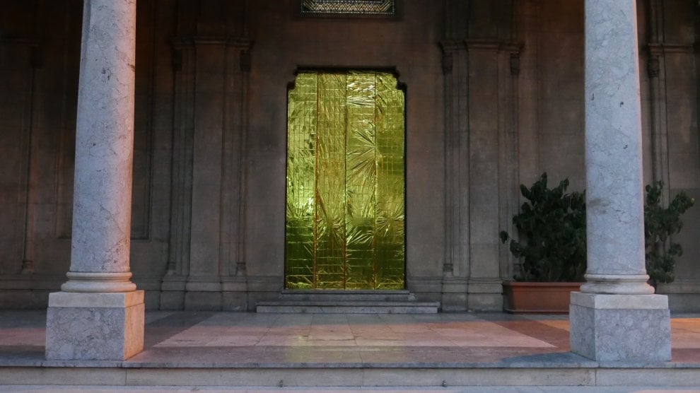 LE PORTE DELLA CATTEDRALE RIVESTITE DI COPERTE TERMICHE IN RICORDO DEI MIGRANTI
