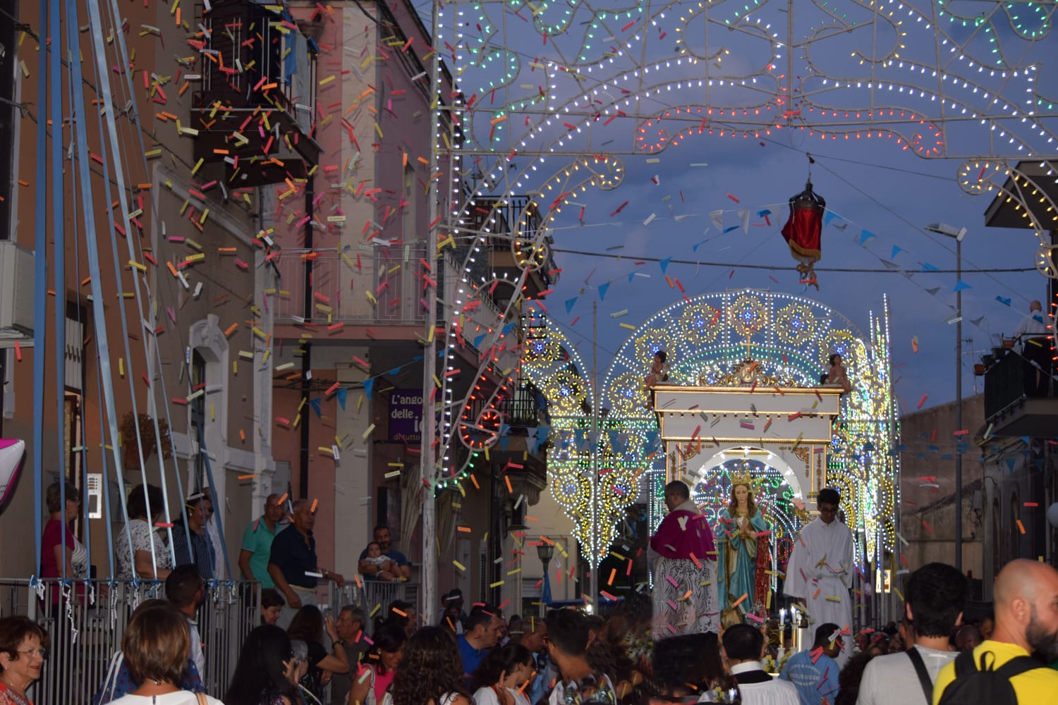 IL COVID-19 BLOCCA LA FESTA PER LA MADONNA E IL PARROCO PREMIA GLI SPONSOR CHE AVREBBERO COMUNQUE SOSTENUTO IL PROGRAMMA