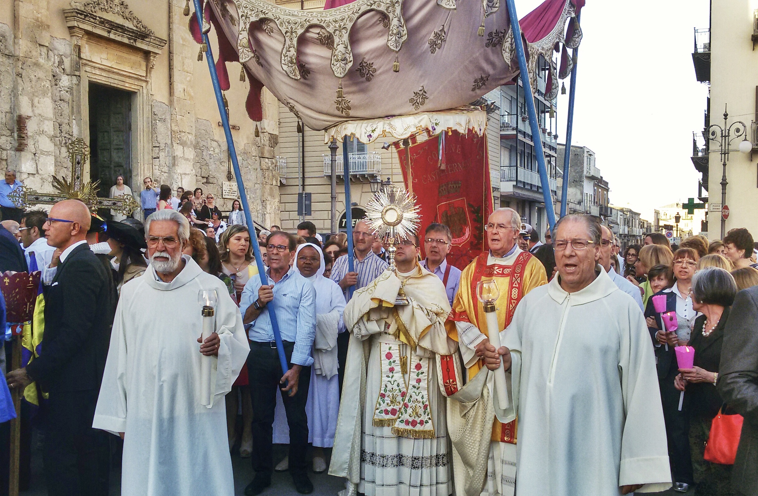 PREMATURA LA RIPRESA DELLE PROCESSIONI