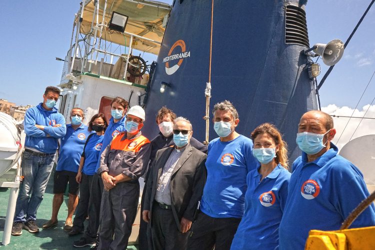 IL VESCOVO MOGAVERO INCONTRA EQUIPAGGIO “MARE JONIO”: “LORO PASSIONE SOPPERISCE A TANTE INGIUSTIZIE”