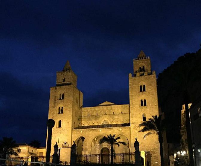 LE TORRI DELLA CATTEDRALE DI NOTTE: FEDE, BELLEZZA E MUSICA