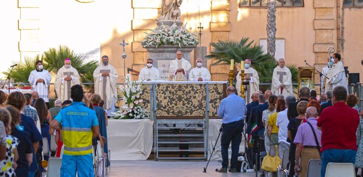 PIAZZA GREMITA DI FEDELI: L’ABBRACCIO AL VESCOVO NEL 50° DI SACERDOZIO