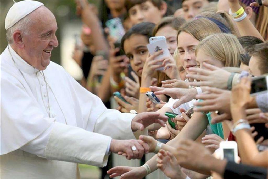 GLI ADOLESCENTI ABBRACCIANO IL PAPA: IN 800 DALLA SICILIA