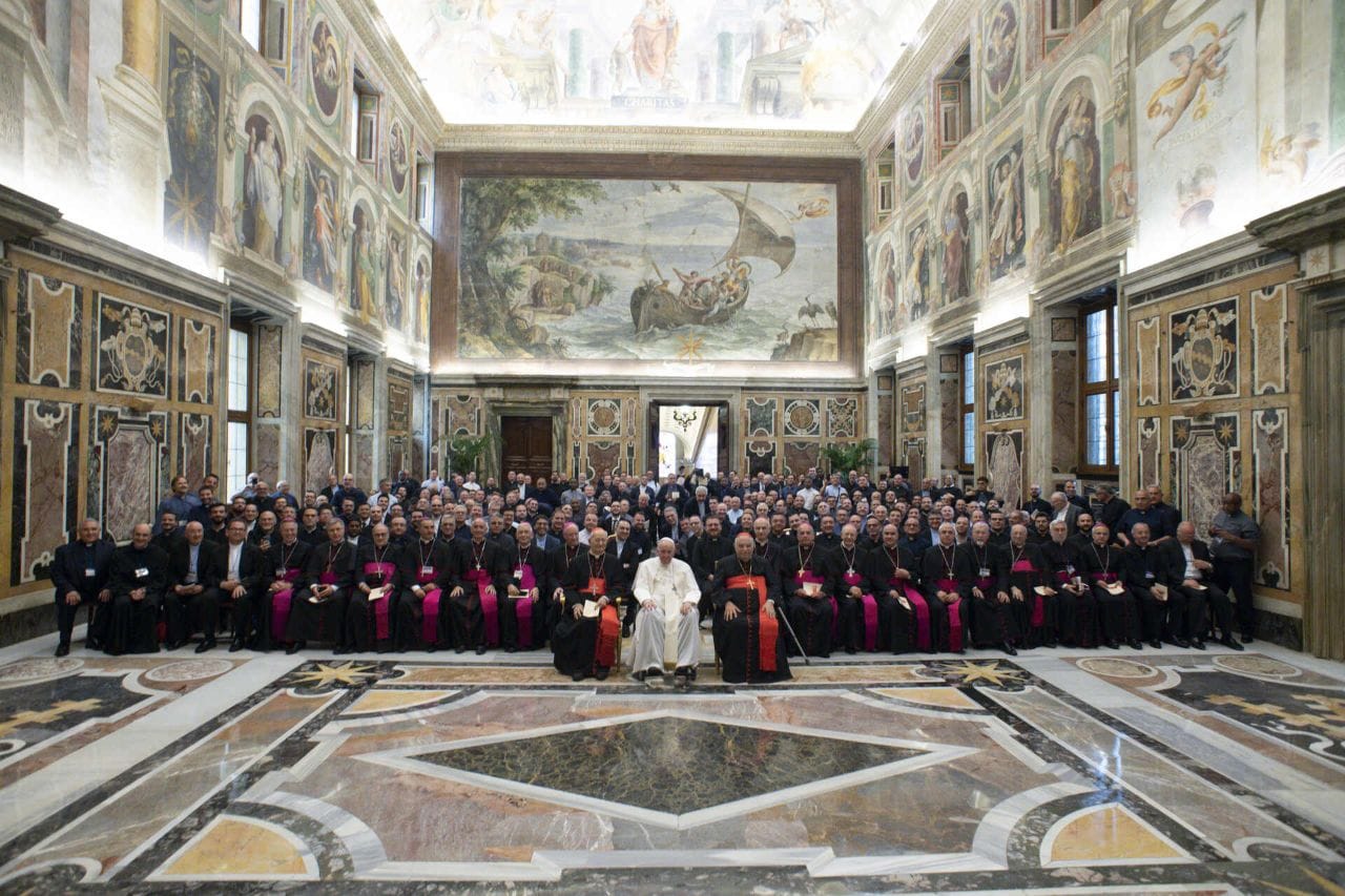 L’ABBRACCIO DELLA CHIESA SICILIANA A PAPA FRANCESCO: ALCUNE RIFLESIONI DOPO IL DISCORSO AL CLERO