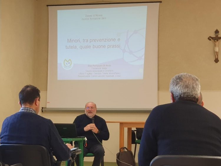 FORMAZIONE CLERO: “DISEGNARE LA TUTELA DEI PICCOLI CON IMMAGINI E PENNELLATE”