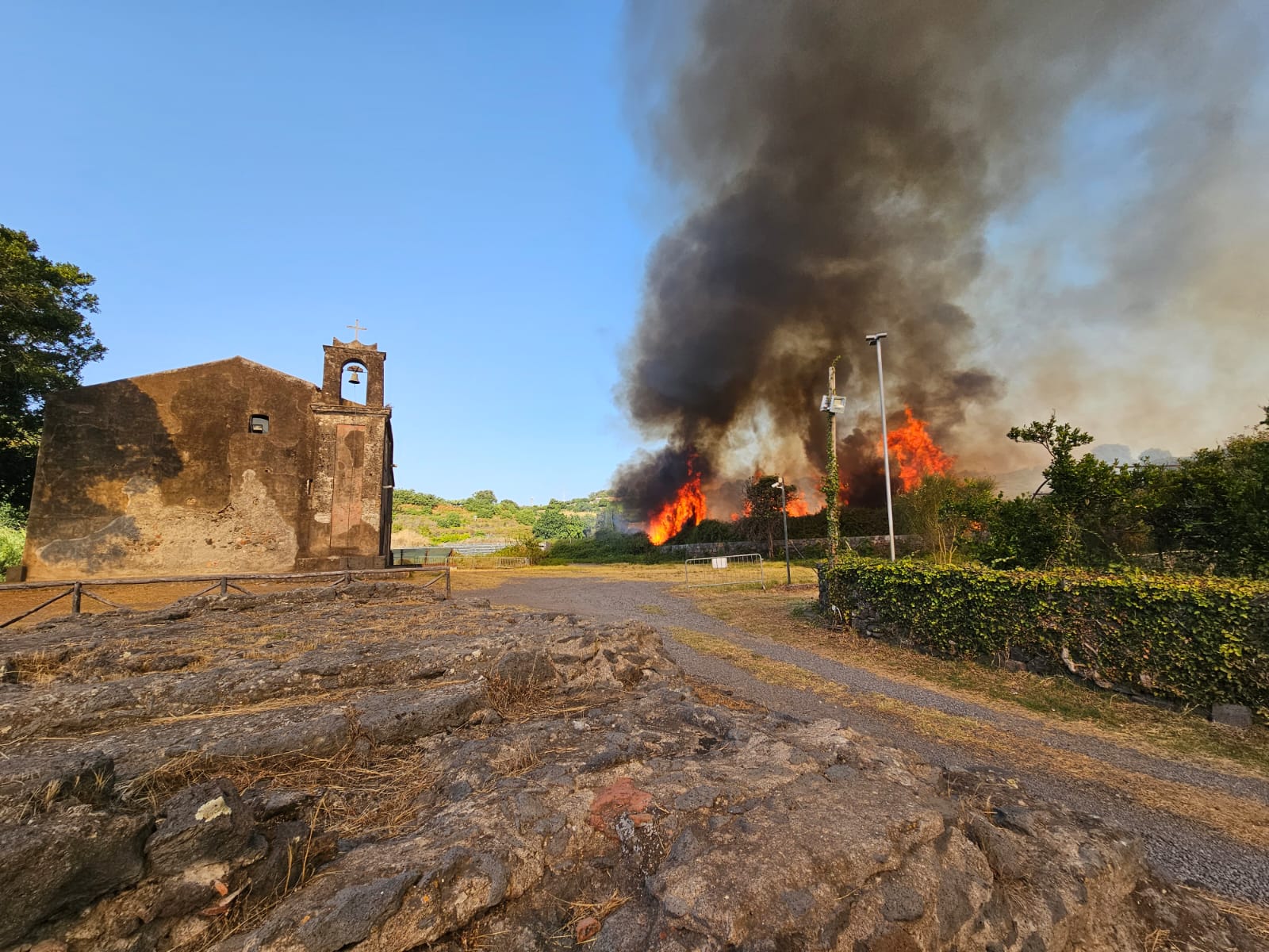 ALTE TEMPERATURE E INCENDI DEVASTANTI: LA SICILIA BRUCIA. INTERVENTO E VIDEO DEI VESCOVI DI SICILIA