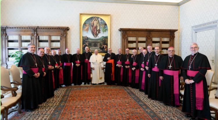 ATTORNO AL PAPA: I VESCOVI IMPEGNATI NELLA VISITA AD LIMINA. “VISITA CORDIALE E FAMILIARE, INCONTRO VERO E FRATERNO” – La cronaca, le foto e il video diario dell’evento