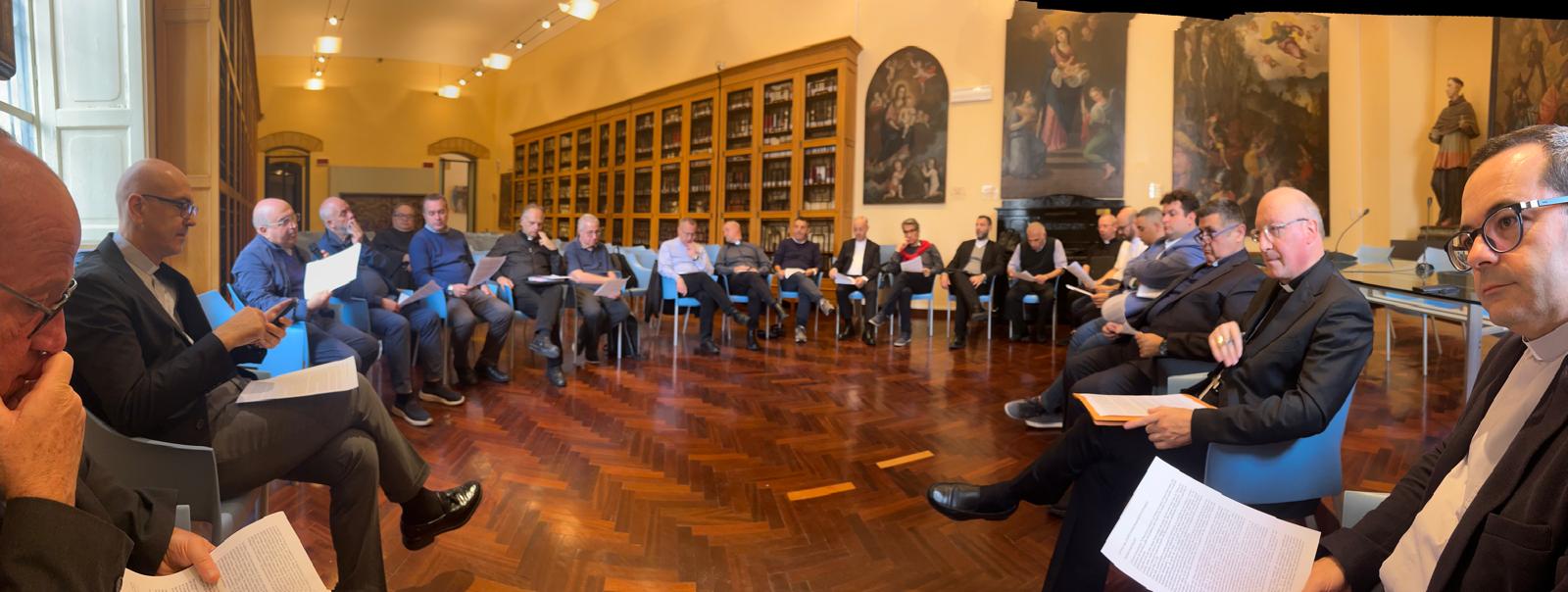 LA LETTERA DEL PAPA AI PARROCI, IL CALENDARIO DEGLI INCONTRI, LA GIORNATA SACERDOTALE MARIANA: LA CPS AL LAVORO A CALTANISSETTA