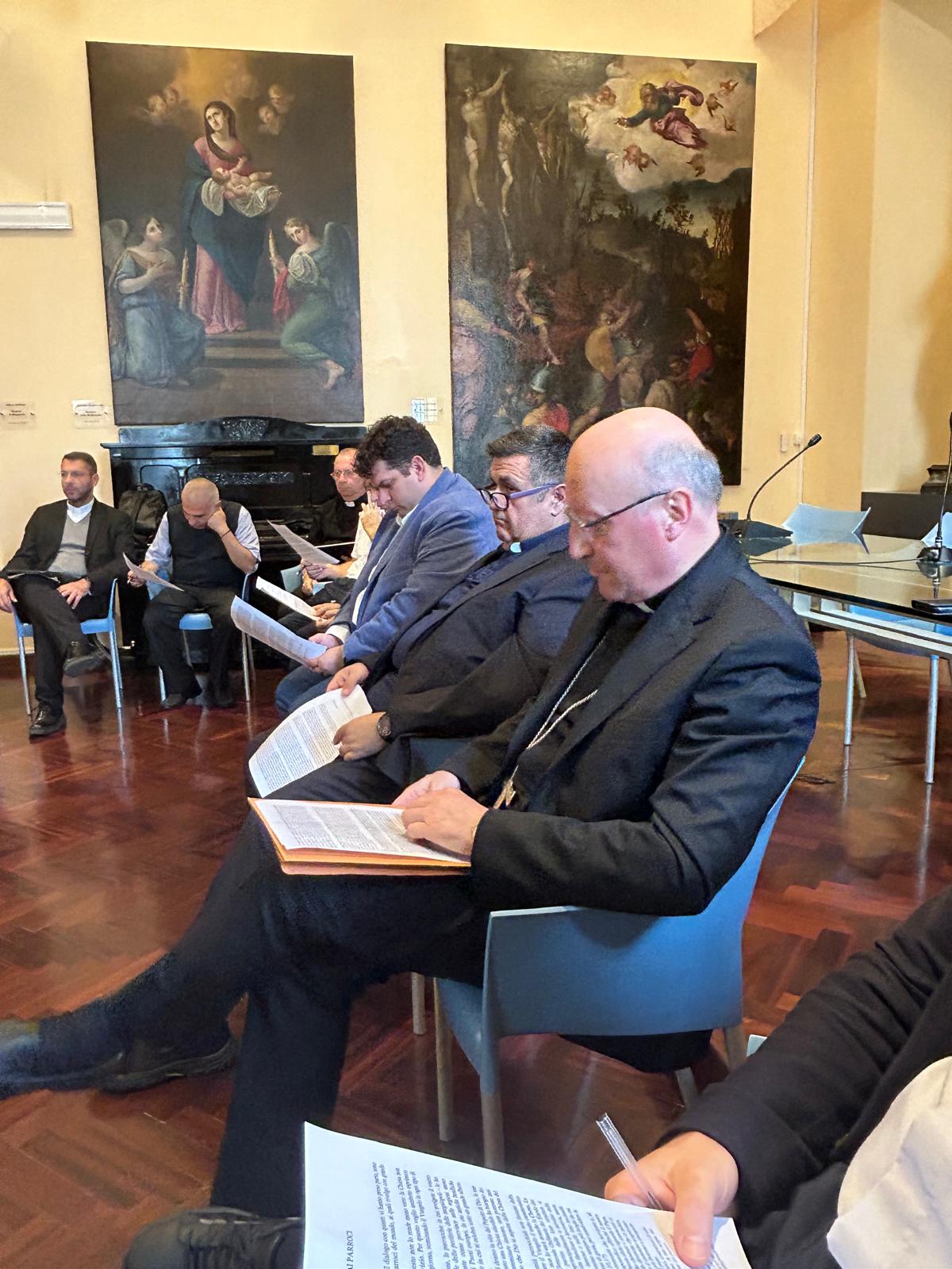 LA LETTERA DEL PAPA AI PARROCI, IL CALENDARIO DEGLI INCONTRI, LA GIORNATA SACERDOTALE MARIANA: LA CPS AL LAVORO A CALTANISSETTA
