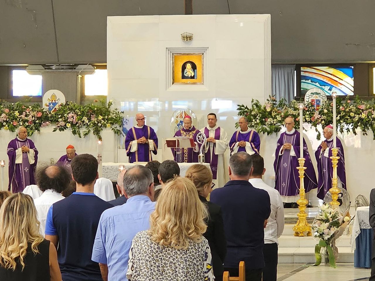 “PAROLA DI DIO, PREGHIERA, POVERI”: AL SANTUARIO MADONNA DELLE LACRIME I FUNERALI DI MONS. COSTANZO
