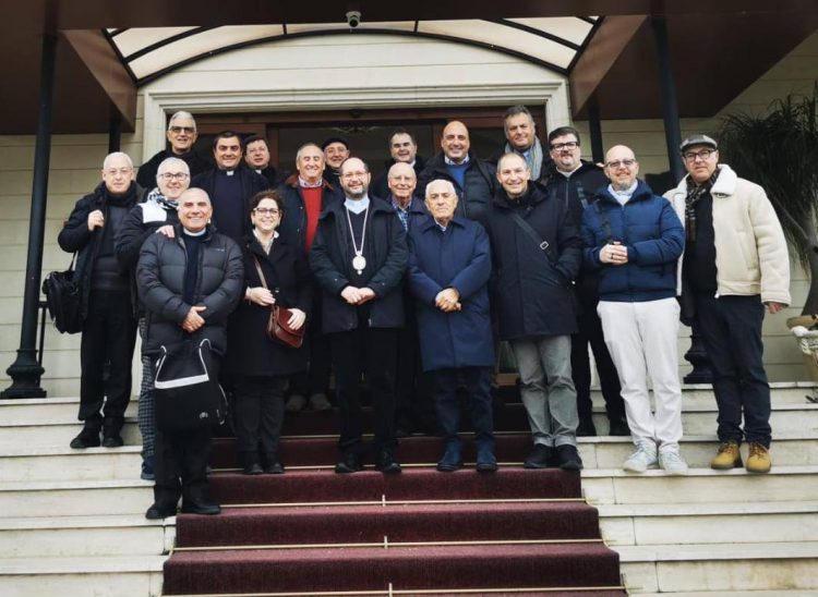 LE DIFFICOLTA’ LEGATE ALLA SENSIBILIZZAZIONE E L’ANALISI DELLA SITUAZIONE NELLE DIOCESI DI SICILIA: INCONTRO DEL SOVVENIRE. PER LA PRIMA VOLTA CON IL NUOVO VESCOVO DELEGATO DE ANGELIS