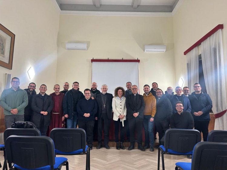“AMARE, ASCOLTARE, PREGARE”: IL MINISTERO DEL CONFESSORE IN UN PERCORSO INTERDISCIPLINARE PER SACERDOTI E SEMINARISTI