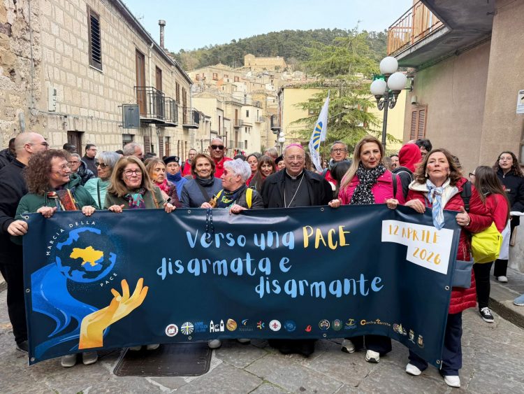 MADONIE TERRA DI PACE. IL VESCOVO MARCIANTE: “ESSERE OBIETTORI DI COSCIENZA CONTRO LA GUERRA È UN SEGNO PROFETICO PER COSTRUIRE LA PACE”