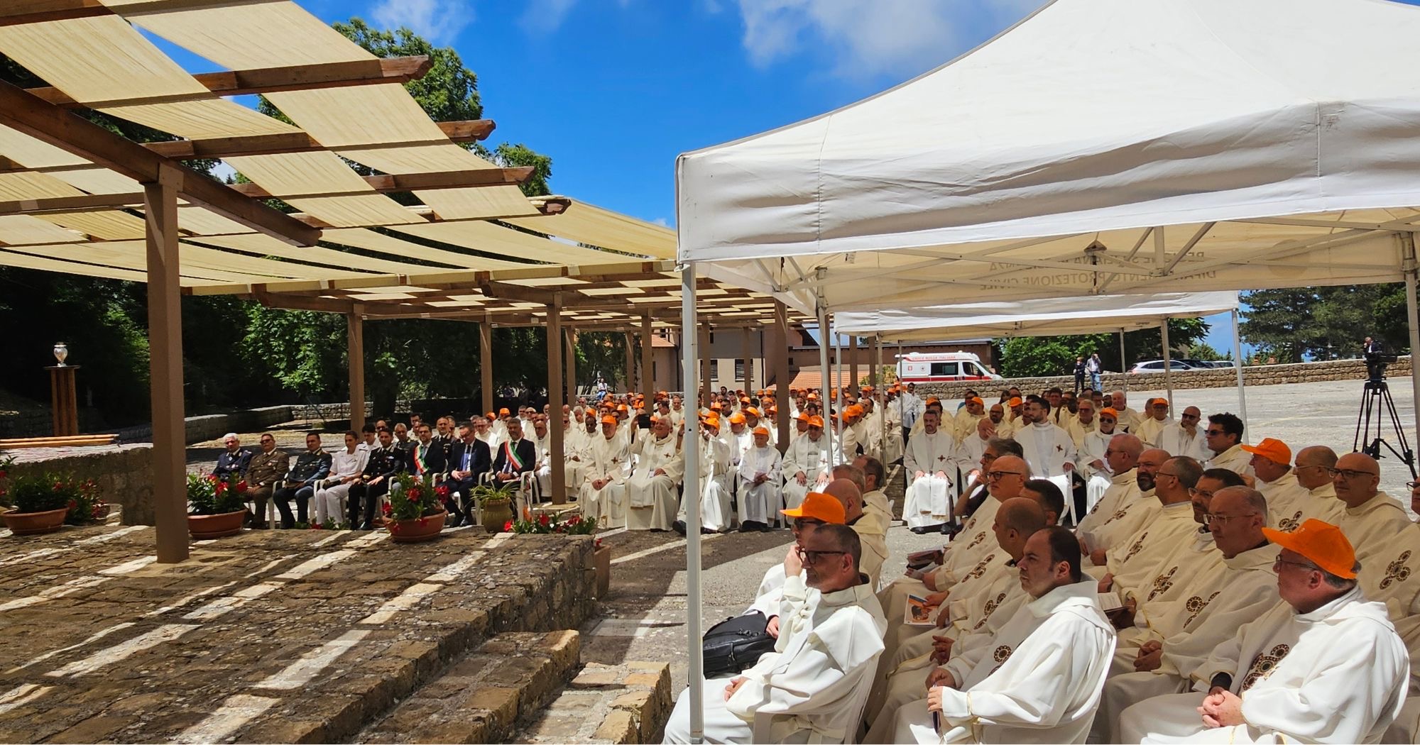 A GIBILMANNA LA CHIESA SICILIANA SI RITROVA NEL SEGNO DELLA PACE E DELLA SINODALITÀ. MONS. RASPANTI: “SIAMO SEGNO DI SPERANZA”