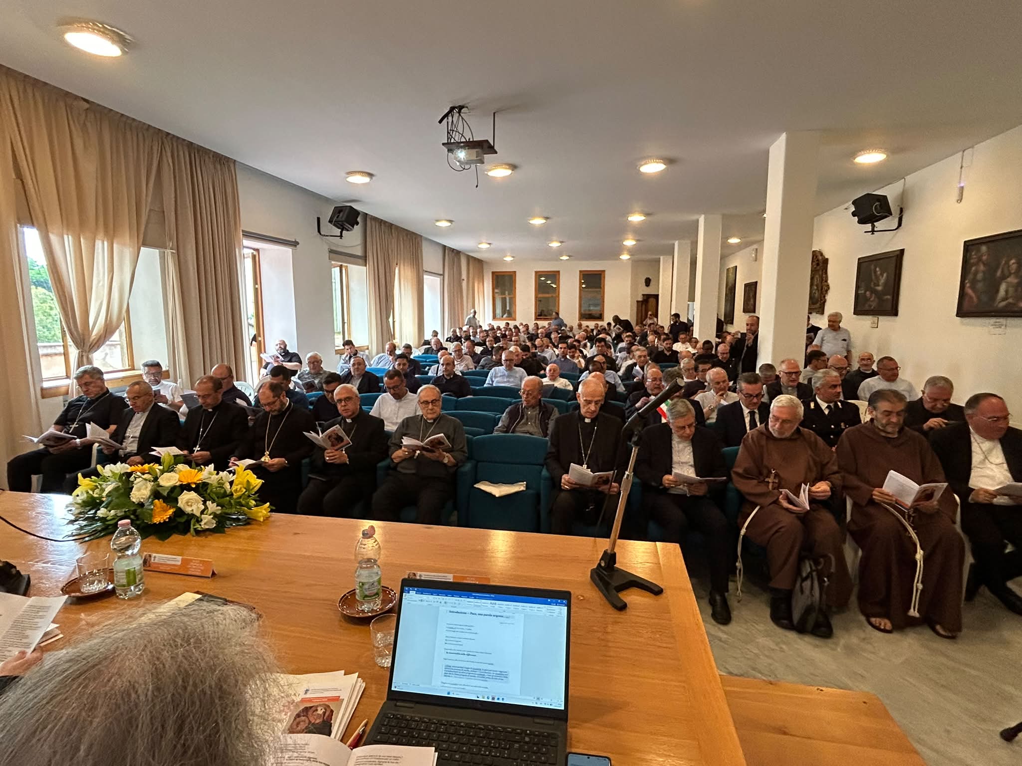 A GIBILMANNA LA CHIESA SICILIANA SI RITROVA NEL SEGNO DELLA PACE E DELLA SINODALITÀ. MONS. RASPANTI: “SIAMO SEGNO DI SPERANZA”