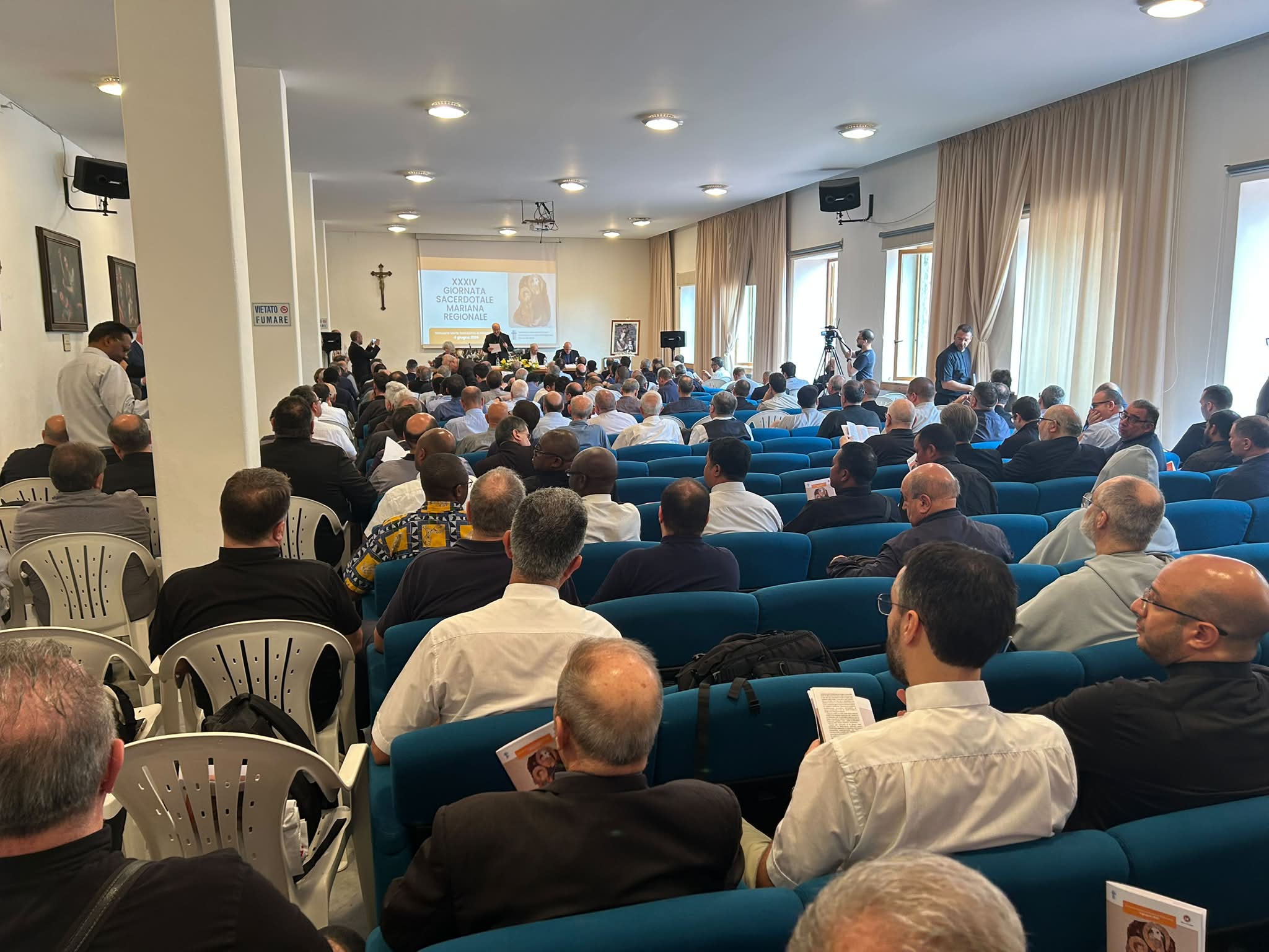 A GIBILMANNA LA CHIESA SICILIANA SI RITROVA NEL SEGNO DELLA PACE E DELLA SINODALITÀ. MONS. RASPANTI: “SIAMO SEGNO DI SPERANZA”