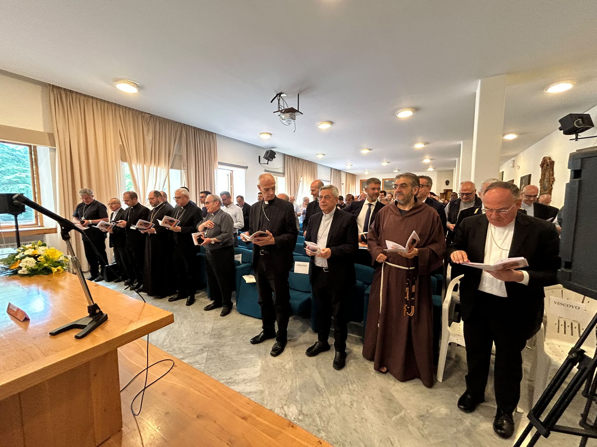 A GIBILMANNA LA CHIESA SICILIANA SI RITROVA NEL SEGNO DELLA PACE E DELLA SINODALITÀ. MONS. RASPANTI: “SIAMO SEGNO DI SPERANZA”