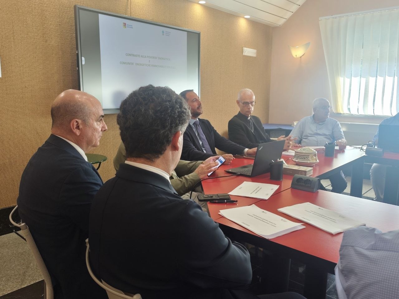 FOTOVOLTAICO A TASSO ZERO PER LE FAMIGLIE SICILIANE IN DIFFICOLTÀ E NUOVE COMUNITÀ ENERGETICHE SOLIDALI IN PARROCCHIE E DIOCESI: REGIONE SICILIANA E VESCOVI DELL’ISOLA INSIEME PER CONTRASTARE LA POVERTÀ ENERGETICA