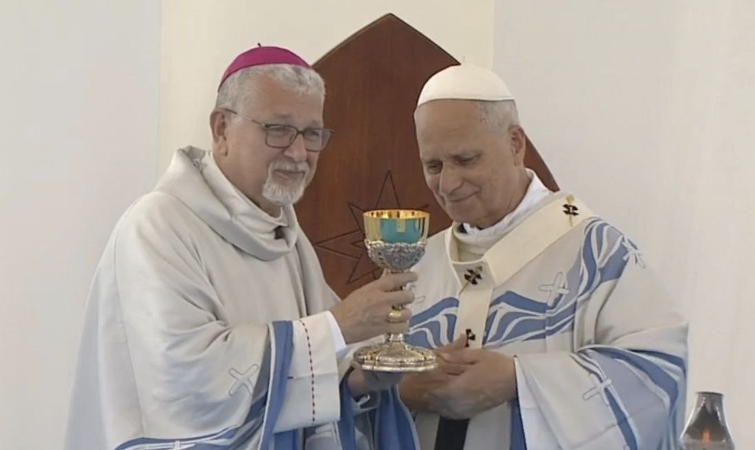 PAPA LEONE XIV A LAMPEDUSA: L'ABBRACCIO DI PACE E L'INCORAGGIAMENTO A PROSEGUIRE CON IL VANGELO NELLA CURA E NELL'ACCOGLIENZA