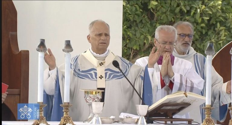 PAPA LEONE XIV A LAMPEDUSA: L’ABBRACCIO DI PACE E L’INCORAGGIAMENTO A PROSEGUIRE CON IL VANGELO NELLA CURA E NELL’ACCOGLIENZA