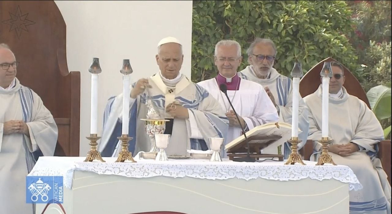 PAPA LEONE XIV A LAMPEDUSA: L'ABBRACCIO DI PACE E L'INCORAGGIAMENTO A PROSEGUIRE CON IL VANGELO NELLA CURA E NELL'ACCOGLIENZA